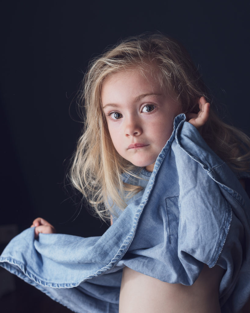 portrait petite fille blonde avec habit bleu