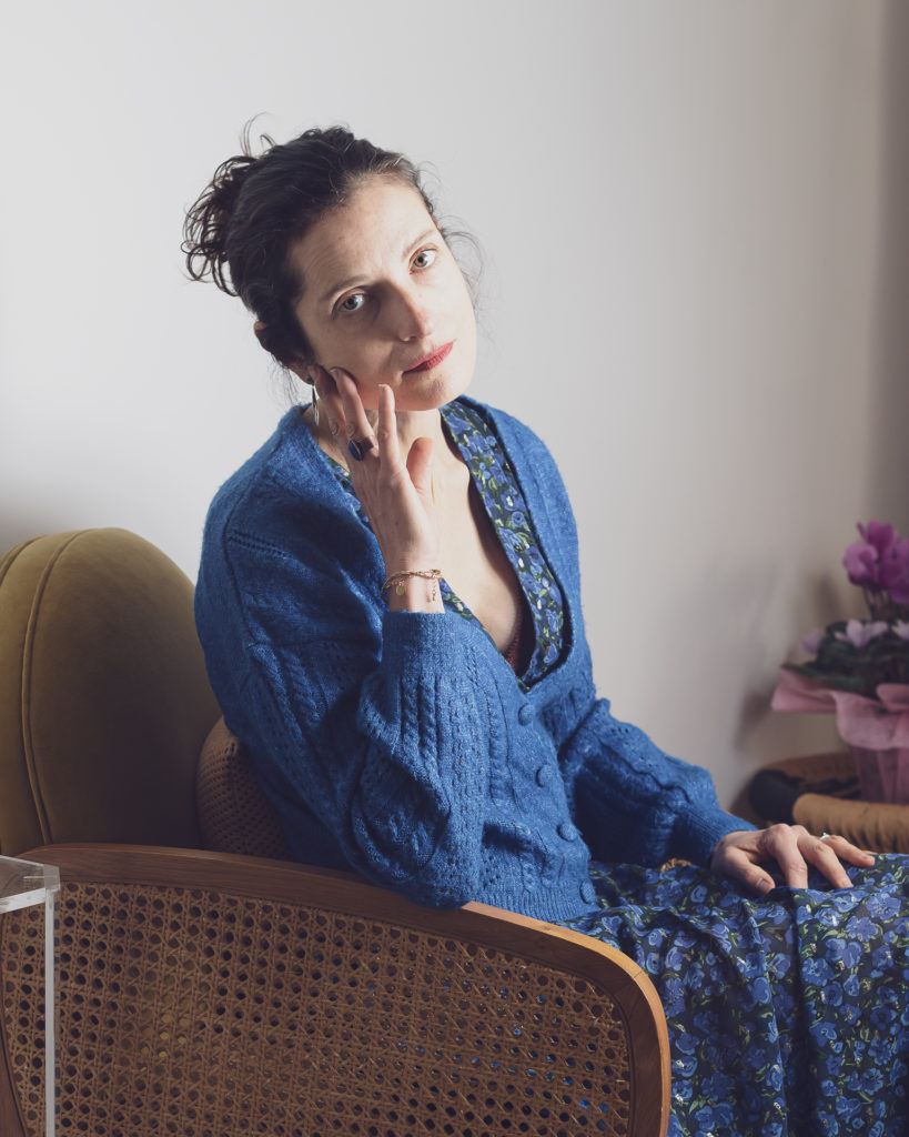 Portrait Jeune femme en habits bleus regardant l'objectif