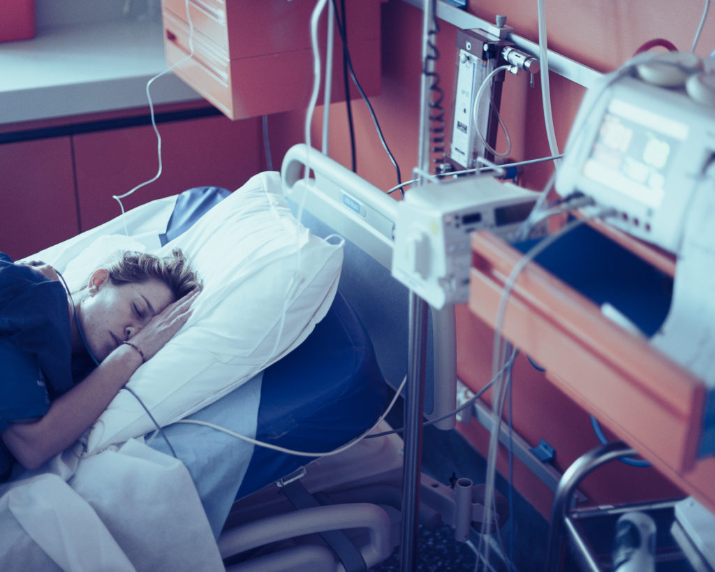 Femme souffrant dans une salle de naissance orange
