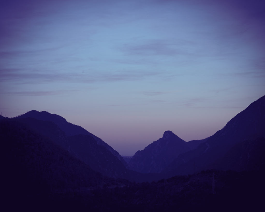 Lumiere bleue et rose de fin de journée sur la montagne