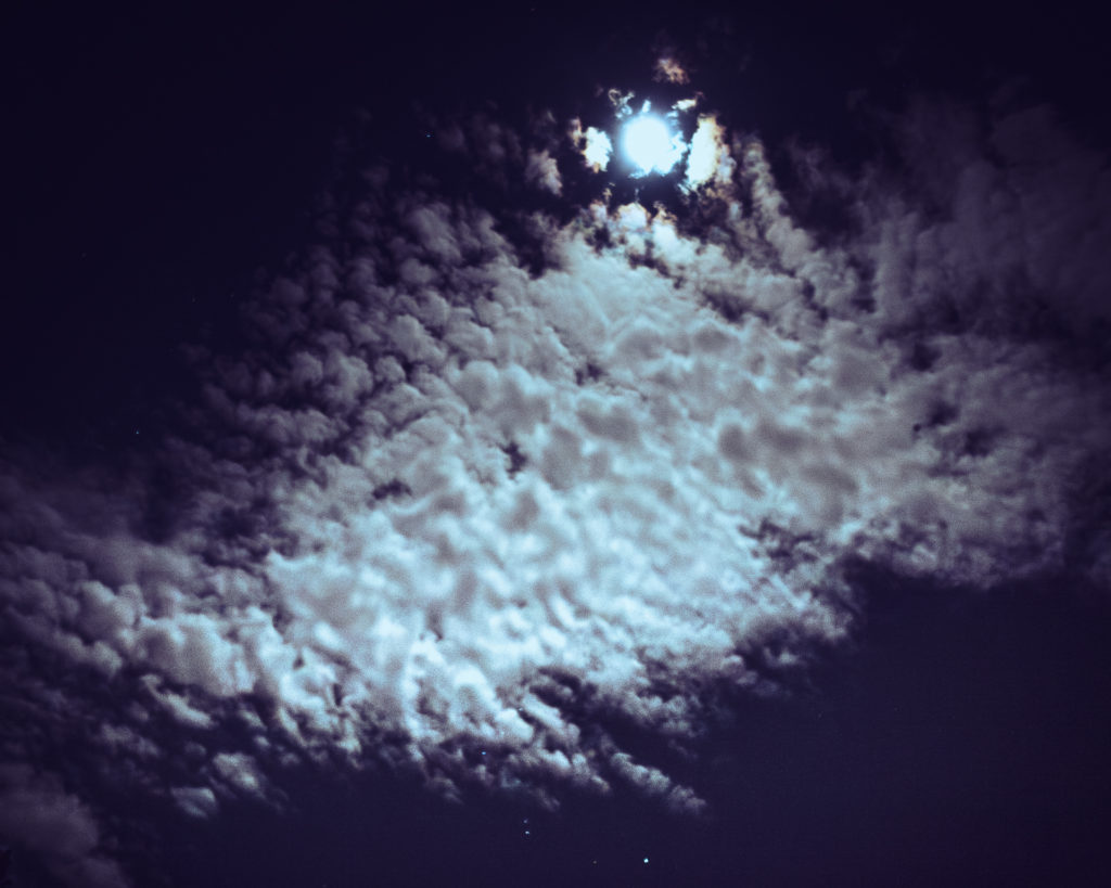 Pleine lune avec nuages lumineux