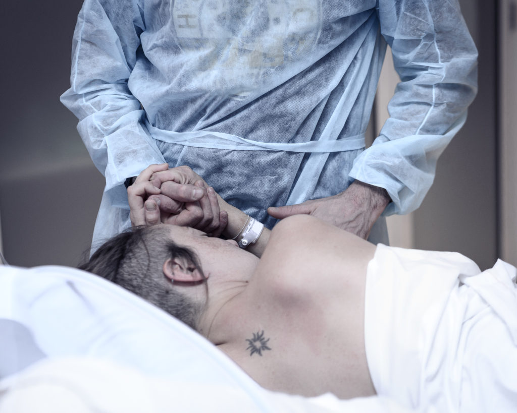 Femme tenant la main de son mari pendant la naissance