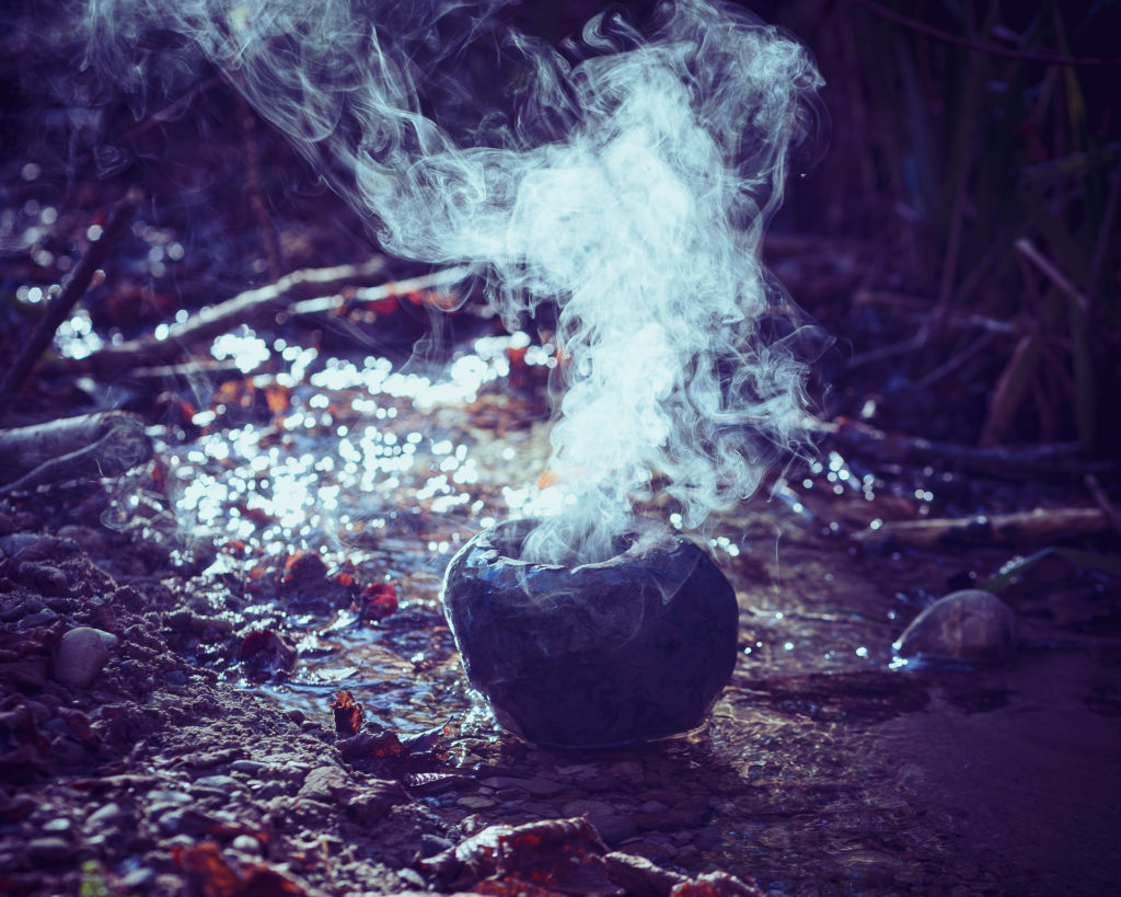 Fumée sortant d'un pot en terre